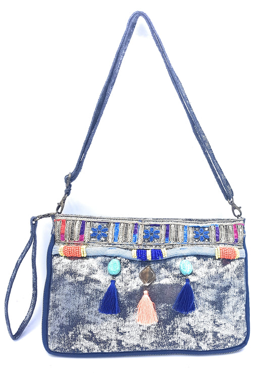 Sac pochette Cherokee en cuir irisé avec broderies et perles ~ Bleu argenté